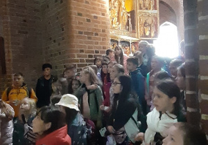 Uczniowie zwiedzają Archikatedrę w Poznaniu